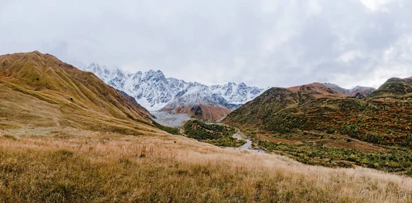 Fantástica Paisagem Dourada Outono Entre Montanhas Rochosas Geórgia Neve Topo — Fotografia de Stock