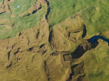 İzlanda Doğa Dokusunun arka plan üst hava manzarası yukarıdan. İzlanda 'da jeotermal alanda inanılmaz bir dünya yüzeyi var. Drone 'un hava görüntüsü. Yüksekten yeşil ve sarı otlar.