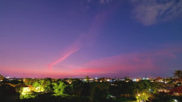 倉谷のバリの夜 日没後に青空に移動 インドネシアのバリ 美しいタイムラプス4K 村の屋根 — ストック動画