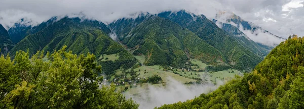 여름의 산들은 구름으로 뒤덮인 하늘입니다 공중에서 산맥의 파노라마 — 스톡 사진