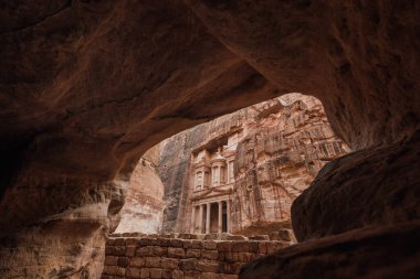Petra 'nın Hazinesi, Dünyanın Mucizesi, Ürdün, Wadi Musa' da. Al Khazneh, Petra 'daki kayaya oyulmuş. Dünyanın yeni yedi harikasından biri..