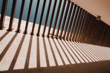 Güzel perspektif ışıkları ve tavan ve duvarlarda gölgeler. Parlak karşıtlıklar.