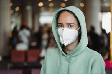 Maskeli kadın. Coronavirus konsepti