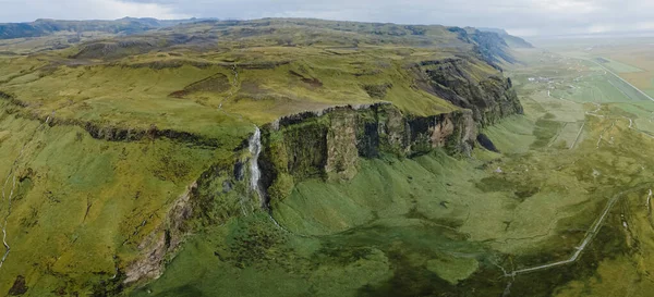 Panorama view of waterfall and mountains in Iceland. Aerial shot. — Stock Photo, Image