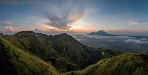 Nascer do sol do topo do Monte Batur - Bali, Indonésia. Panorama — Fotografia de Stock