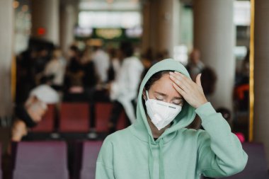 Maskeli kadının kafası var. Coronavirus konsepti