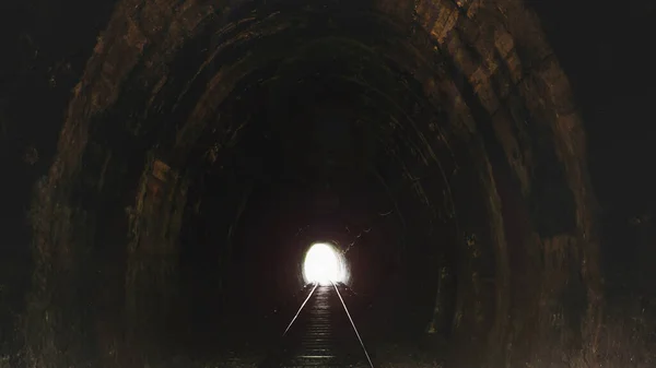 Ett ljus i slutet av en tunnel. — Stockfoto