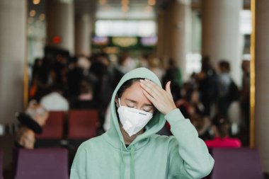 Maskeli kadının kafası var. Coronavirus konsepti