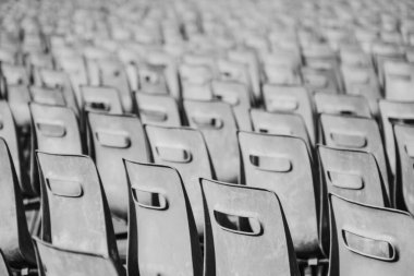 sıra sıra boş sandalyeler