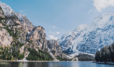 İtalyan Dolomitlerinde Braise Gölü