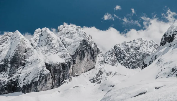 Italiaanse Dolomieten besneeuwde bergen en lucht. — Stockfoto
