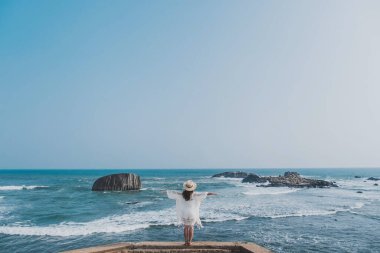 Kız geri döndü ve özgürlük jesti