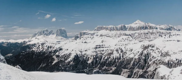 Italiaanse Dolomieten besneeuwde bergen en lucht. — Stockfoto