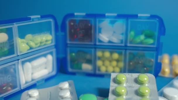 Pil doos en tabletten op een blauwe achtergrond. — Stockvideo