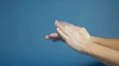 Mavi arka planda ellerini yıkıyorsun. Bakireleri Koruma.