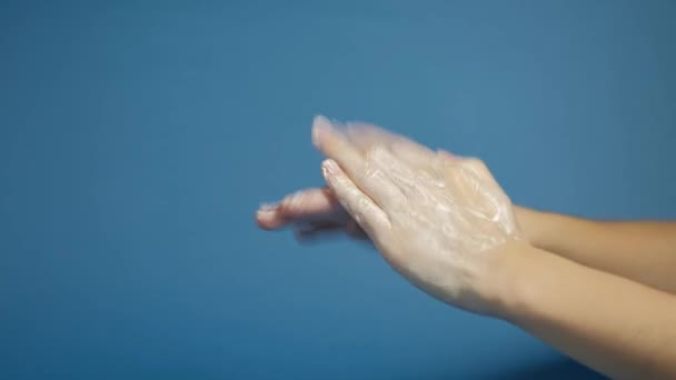 用蓝色背景洗手。美德的保护. — 图库视频影像