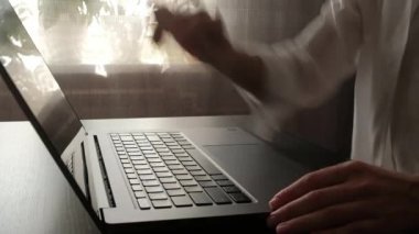 Bilgisayarı açıp daktilo yazarken elleri kapat.