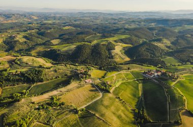 Toskana yeşil tepeleri ve tarlaları Sabah manzarası. 