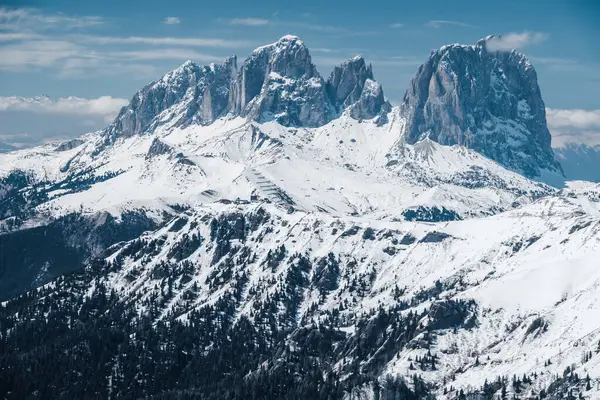 Italiaanse Dolomieten besneeuwde bergen en lucht. — Stockfoto