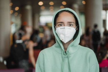 N-95 maskeli kadın. Coronavirus kavramı COVID-19.