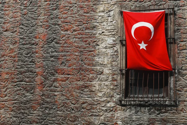Türkische Flagge auf der Backsteinmauer. — Stockfoto