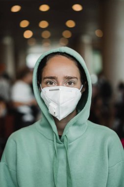N-95 maskeli kadın. Coronavirus kavramı COVID-19.