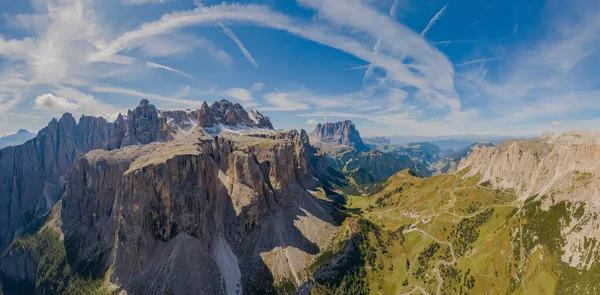 Serpentina en las montañas de los Alpes italianos. Paso Gardena. — Foto de Stock