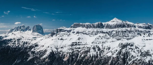 Dolomitas italianas montañas nevadas y cielo . — Foto de Stock