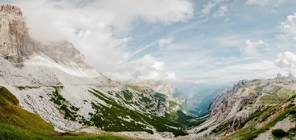 Tre Cime bergtop in de wolken. — Stockfoto