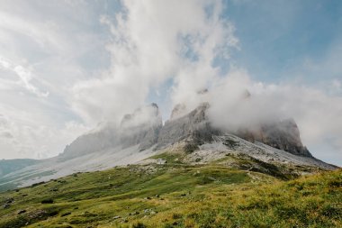 Tre Cime dağının zirvesi bulutlarda.