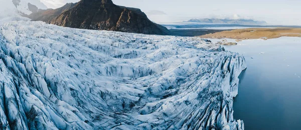 Colpo aereo dall'alto verso il ghiacciaio Vatnajokull in Islanda. Colpo panoramico . — Foto Stock