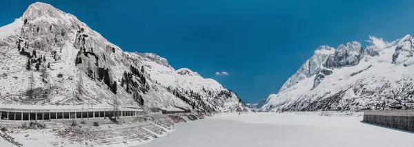 Italiaanse Dolomieten besneeuwde bergen. — Stockfoto