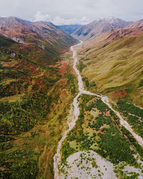 Flygfoto över bergen under höstsäsongen i Svaneti regionen, Georgien. — Stockfoto