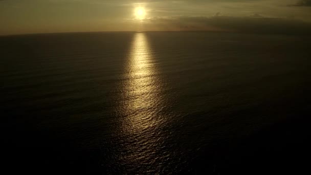 Sunset view above the ocean and waves with reflections. — Stock Video