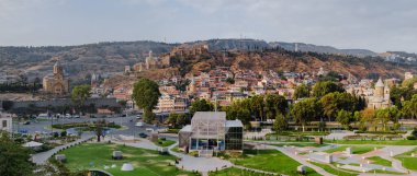 Tiflis panoramik şehir manzarası. Georgia kültürü.