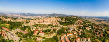 İtalya 'nın Toskana kentindeki eski Volterra kasabasının muhteşem hava manzarası.