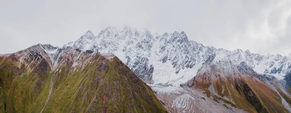 Gouden herfstlandschap tussen de rotsachtige bergen in Georgië. — Stockfoto
