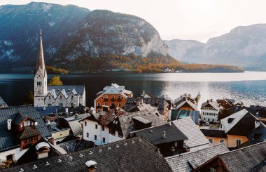 Avusturya 'nın ünlü dağ köyü Hallstatt' ünün panoramik manzarası.