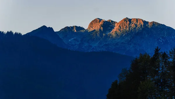 산봉우리가 있는 산의 아름다운 일출 광경. — 스톡 사진