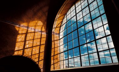 Büyük kavisli pencere ve sarı duvardaki güneş ışığının güzel gölgeleri..