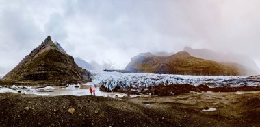 İzlanda 'daki buzullara bakan sevimli bir çift..