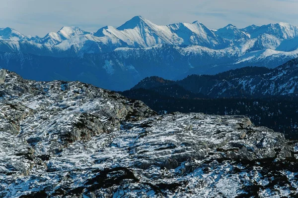 Prachtig panoramisch uitzicht op de besneeuwde bergtoppen in de Alpen, Oostenrijk. — Stockfoto
