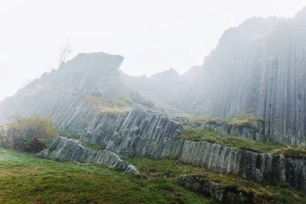 Localização mística perto da montanha de basalto no nevoeiro . — Fotografia de Stock