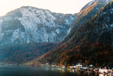 Avusturya 'nın ünlü dağ köyü Hallstatt' ünün panoramik manzarası.