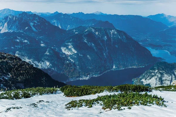 Uitzicht van boven naar Hallstatter meer en Hallstatt dorp tussen de Alpen bergen in Oostenrijk. — Stockfoto