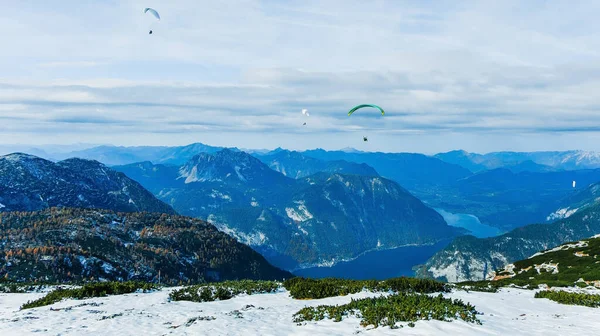 Uitzicht van boven naar Hallstatter meer en Hallstatt dorp tussen de Alpen bergen in Oostenrijk. — Stockfoto