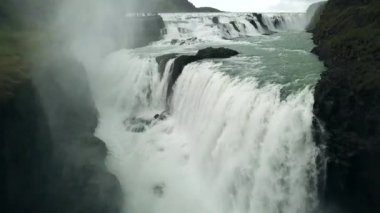 Yukarıdan Gullfoss şelalesi ve dalgalar, İzlanda konumu.