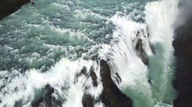 Yukarıdan Gullfoss şelalesi ve dalgalar, İzlanda konumu.
