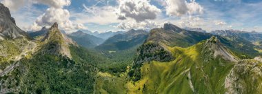 İtalyan Dolomite dağları vadisi. Bulutların üzerinde güzel bir hava görüntüsü. 