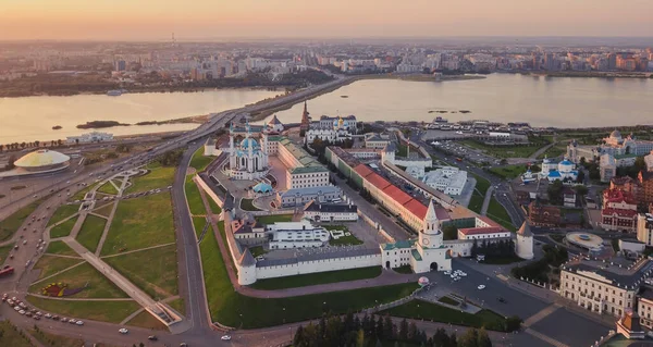 Piękny panoramiczny obraz Kazańskiego Kremla na świetle zachodu słońca, Tatarstan, Rosja. — Zdjęcie stockowe